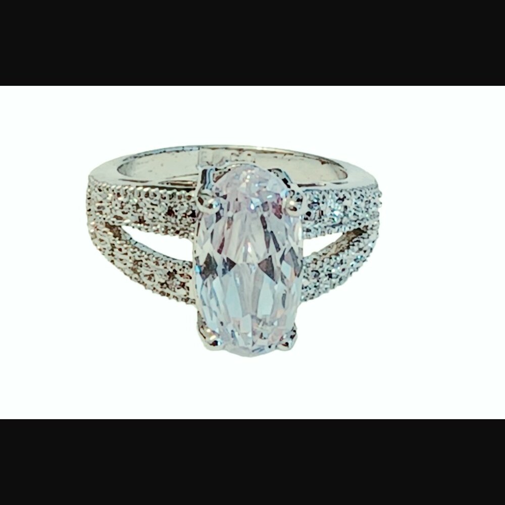 Vintage EDCO Silver Tone Oval Cut Stone Smaller Accent Stones Signed Size 5